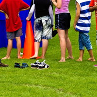 芝生の上に裸足で並ぶ子どもたちの足元の写真