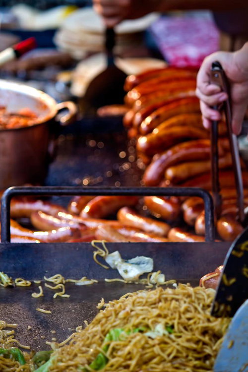 鉄板の上のソーセージと焼きそばの屋台料理