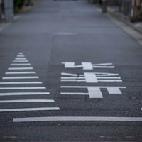 路面に白く書かれた止まれの標示と横断歩道の写真