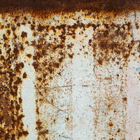 剥がれた塗装と錆が広がる金属壁のテクスチャーの写真