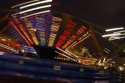 コスモワールドの回転系アトラクション、手持ち1/10で捉えた光跡