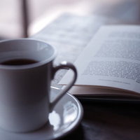 読書とコーヒーのくつろぎタイム、カフェでの休憩シーンの写真