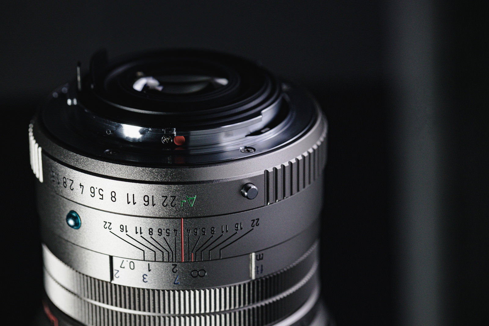 PENTAX FA31mmレンズのシルバーマウント部分のクローズアップ