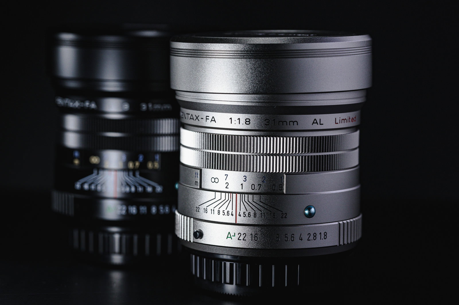PENTAXのFA31mmとFA77mmを並べたレンズ