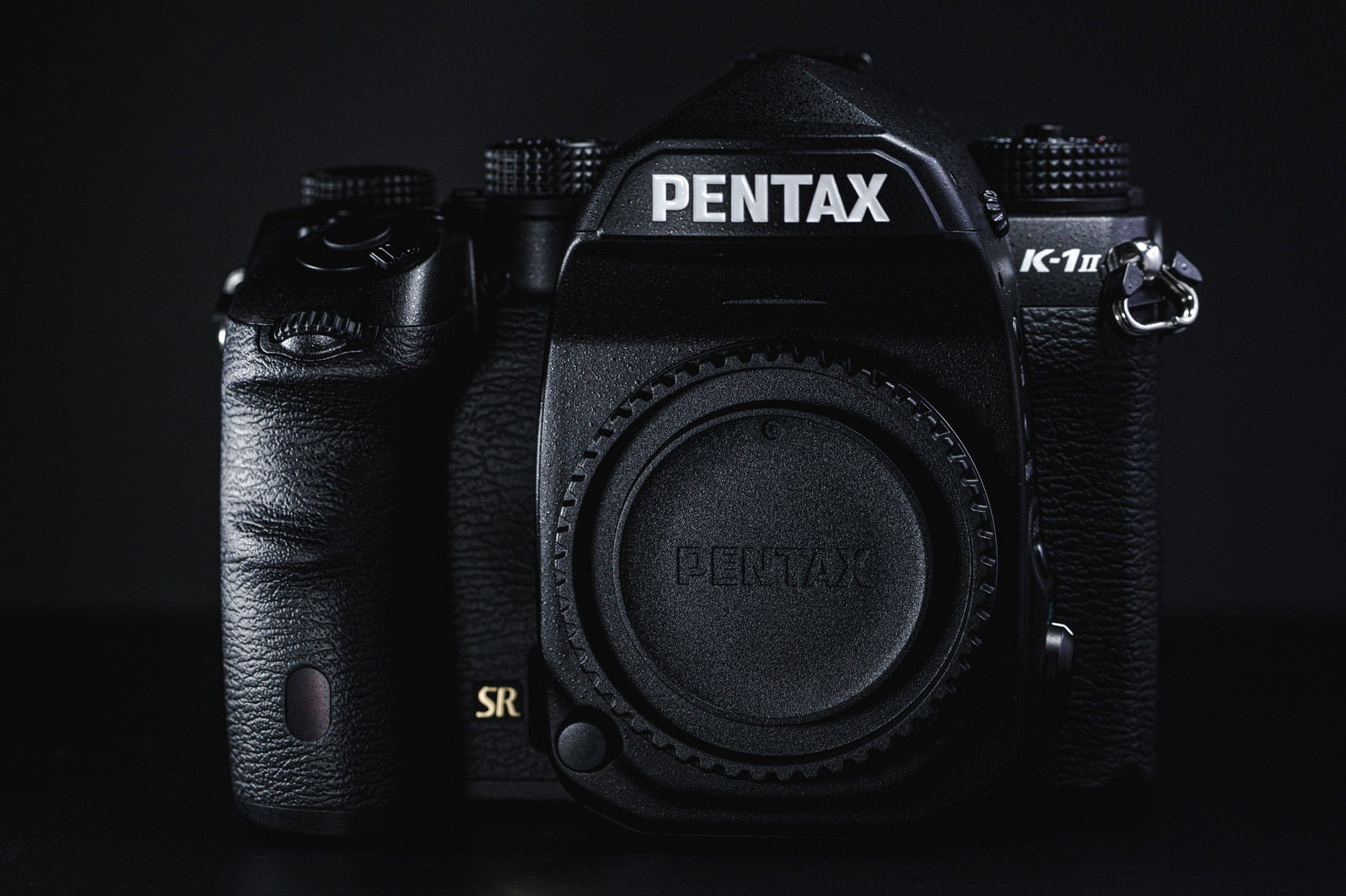 黒いボディのPENTAX K-1 MarkⅡデジタル一眼レフカメラ