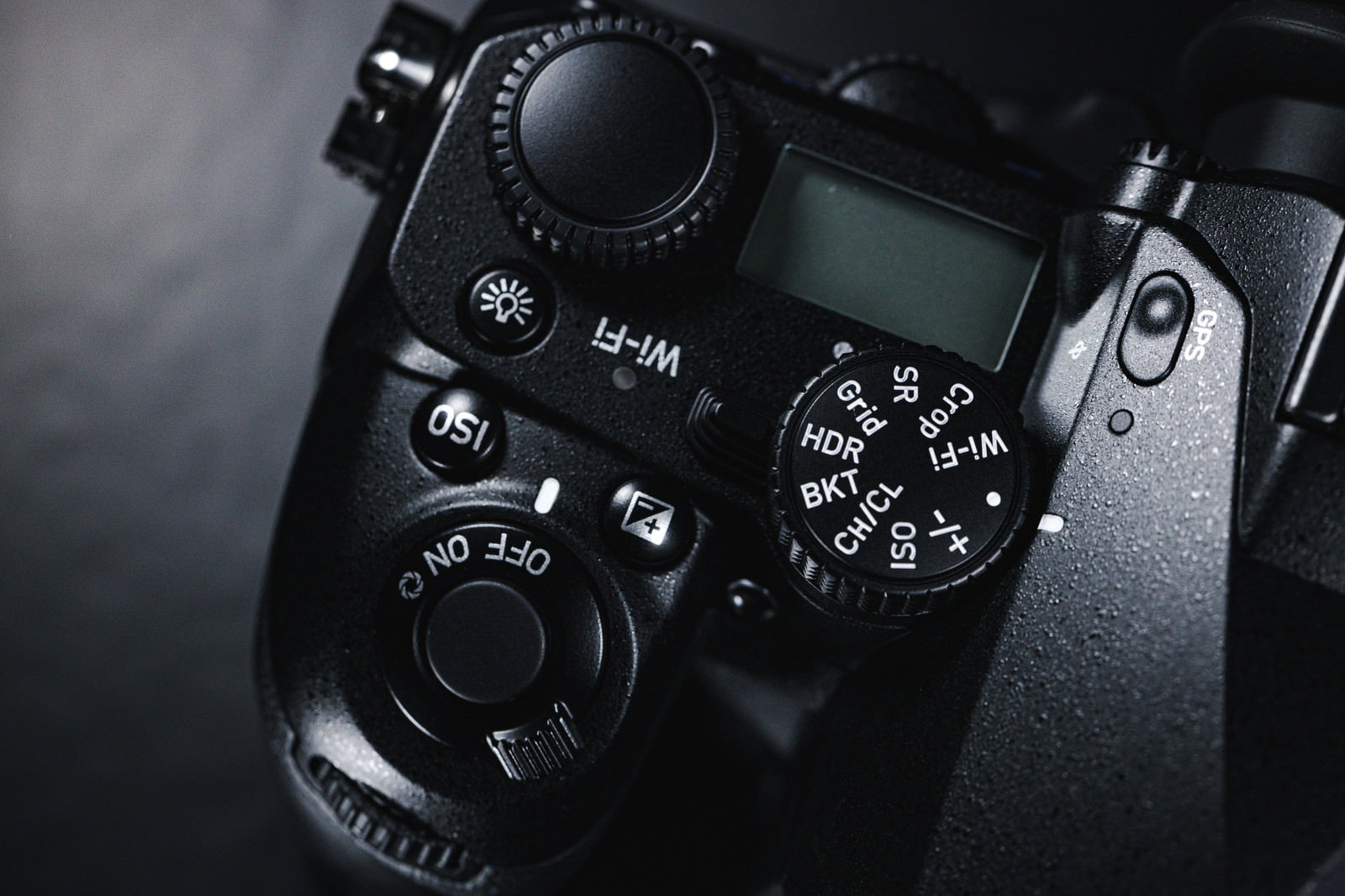 PENTAX K-1 MarkⅡのカメラ上部にある電子ダイヤルとボタン類