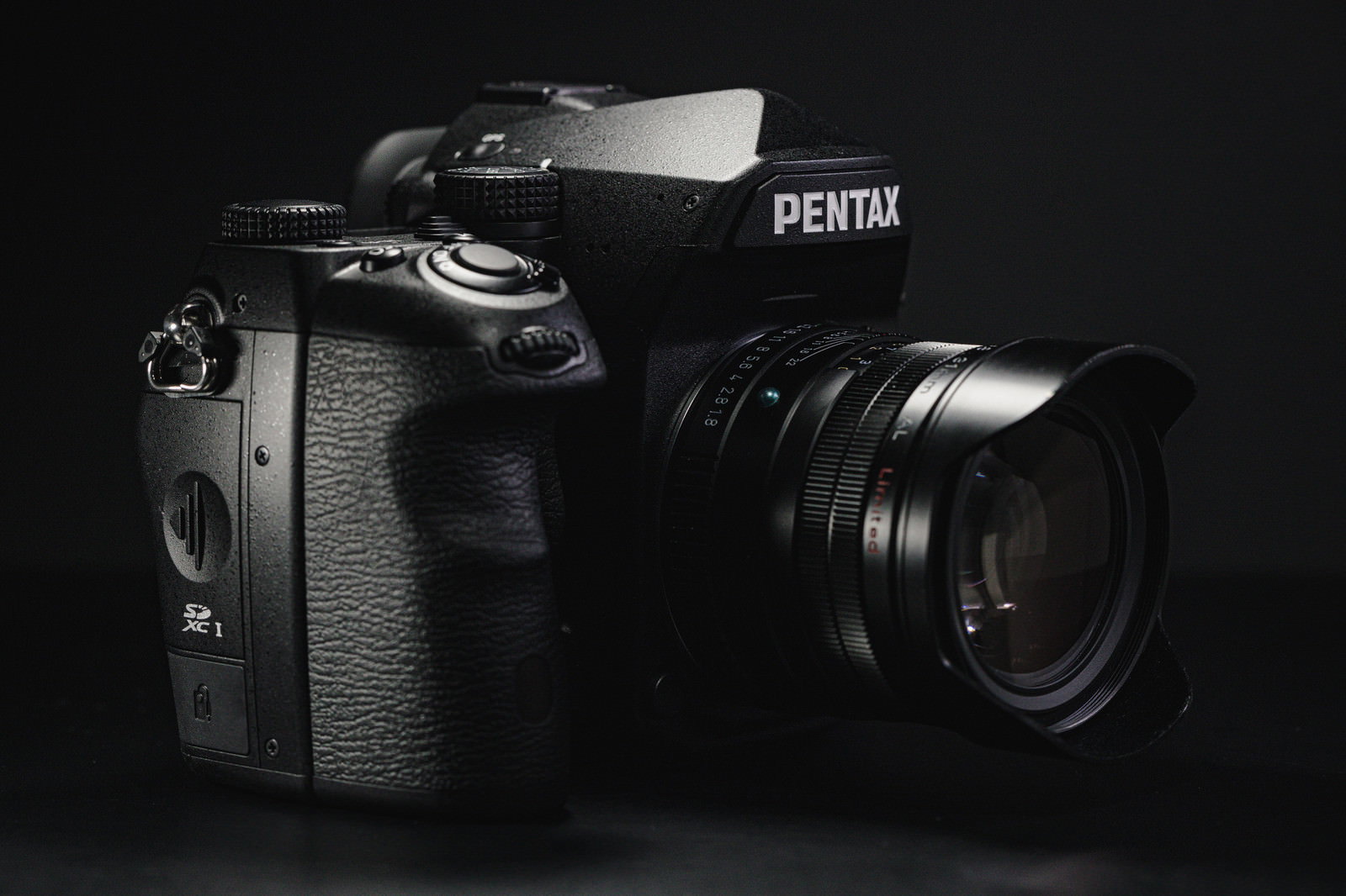 PENTAX一眼レフカメラにレンズを装着した状態