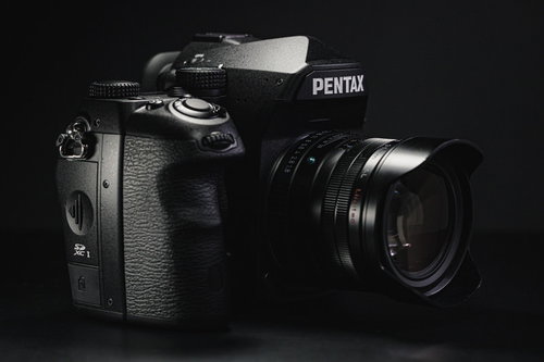PENTAX K-1 Mark IIにFA77mmF1.8 Limitedを装着したカメラ