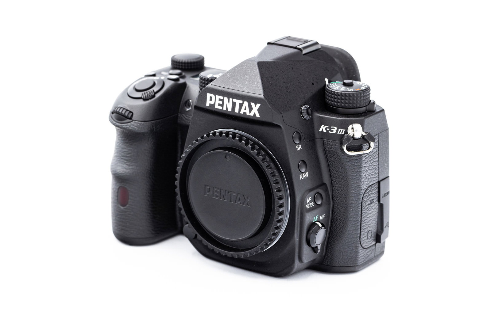 白い背景に置かれたPENTAX K-3MarkⅢデジタル一眼レフカメラのボディ