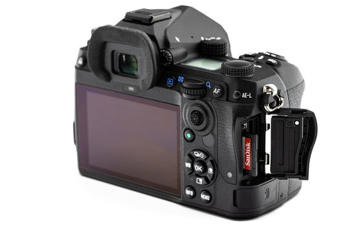 PENTAX K-3MarkⅢにメモリーカードを挿入