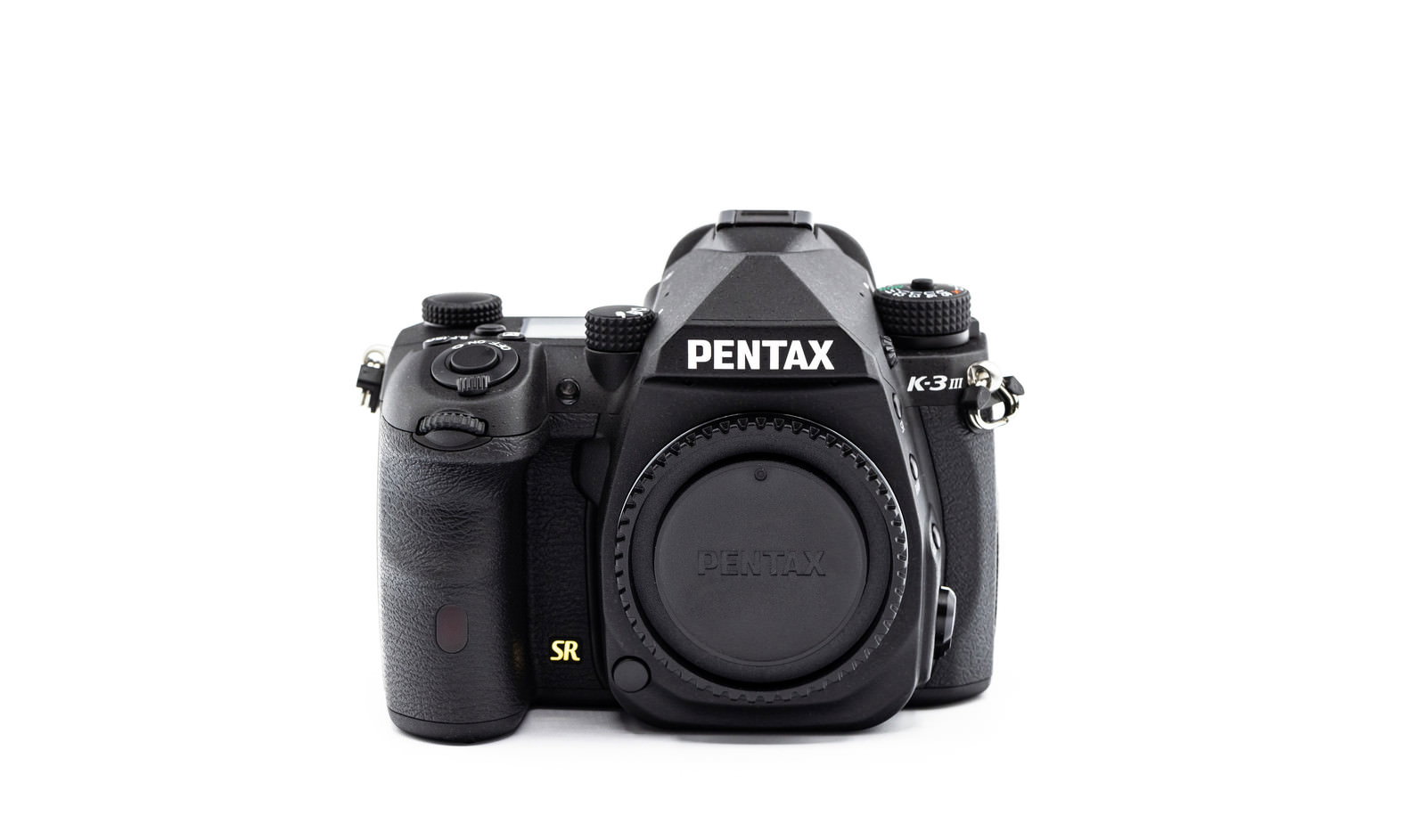 白い背景に置かれた黒いPENTAX K-3MarkⅢカメラボディの正面