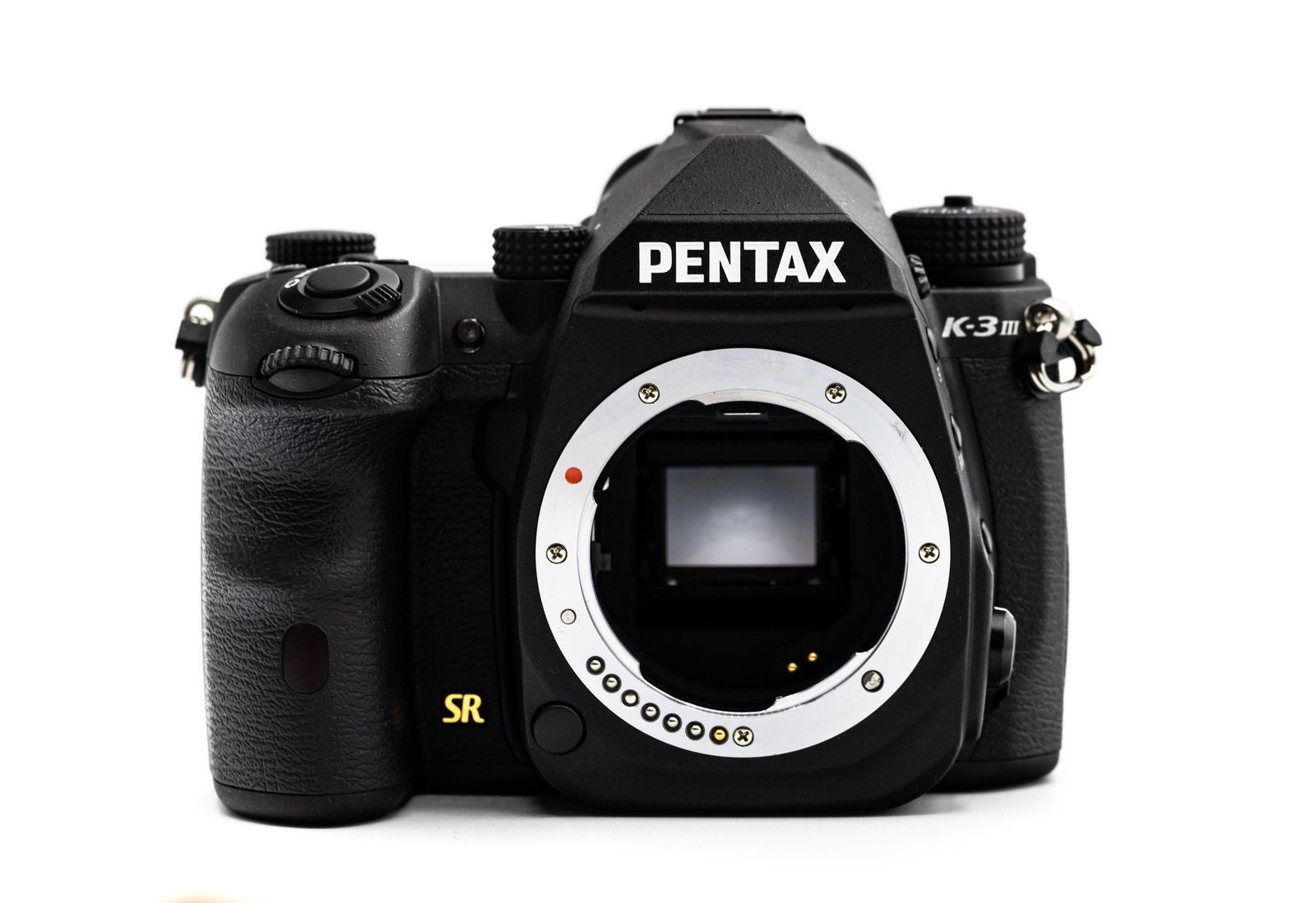 白い背景に置かれた黒いPENTAX K-3MarkⅢ一眼レフカメラボディ