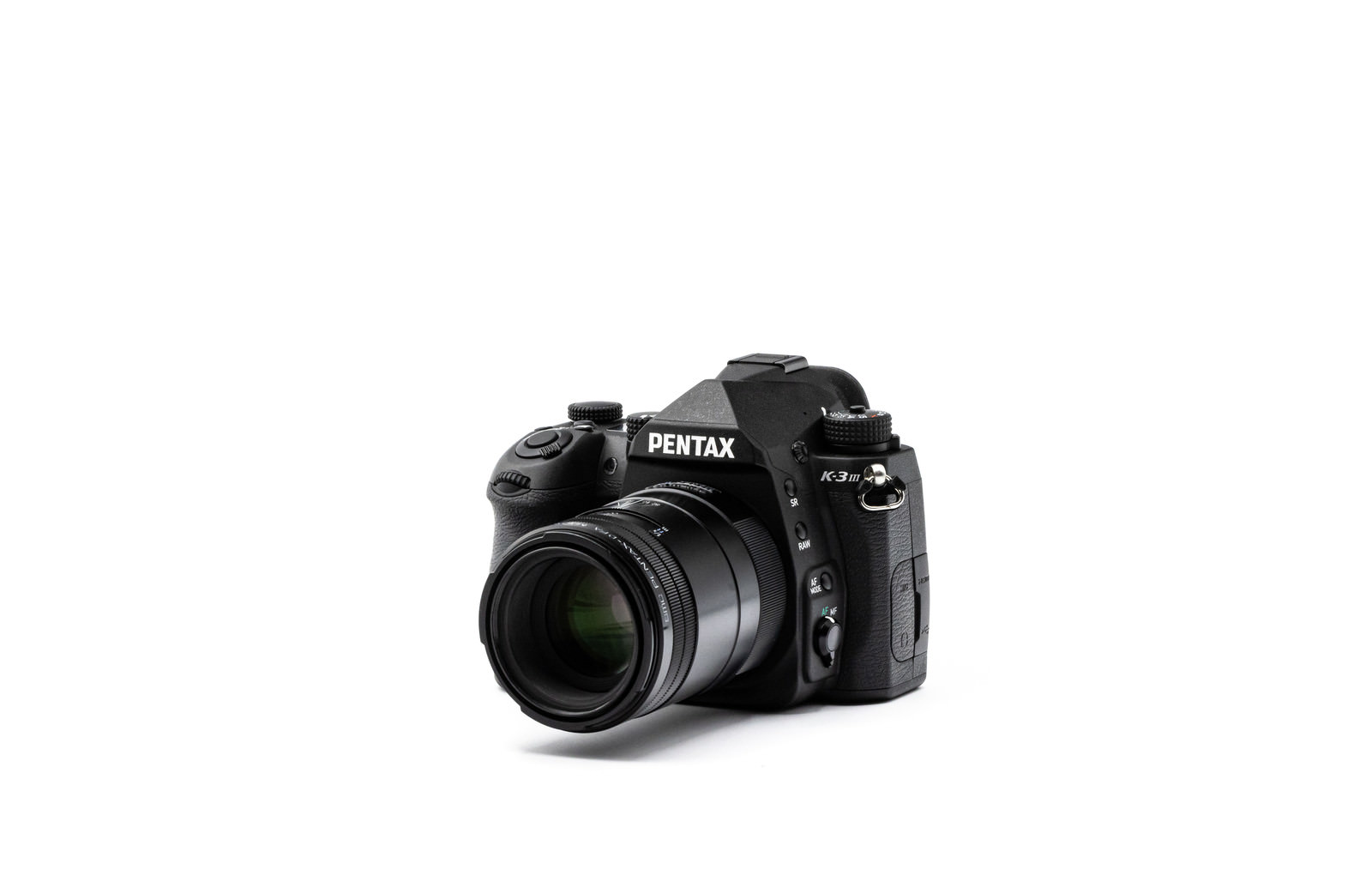 白い背景に置かれた黒いPENTAX K-3MarkⅢ一眼レフカメラ