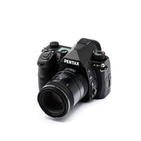黒いボディのPENTAX K-3MarkⅢ一眼レフカメラの写真