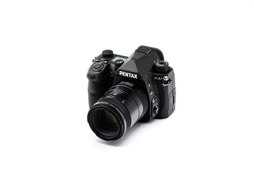 黒いボディのPENTAX K-3MarkⅢ一眼レフカメラ