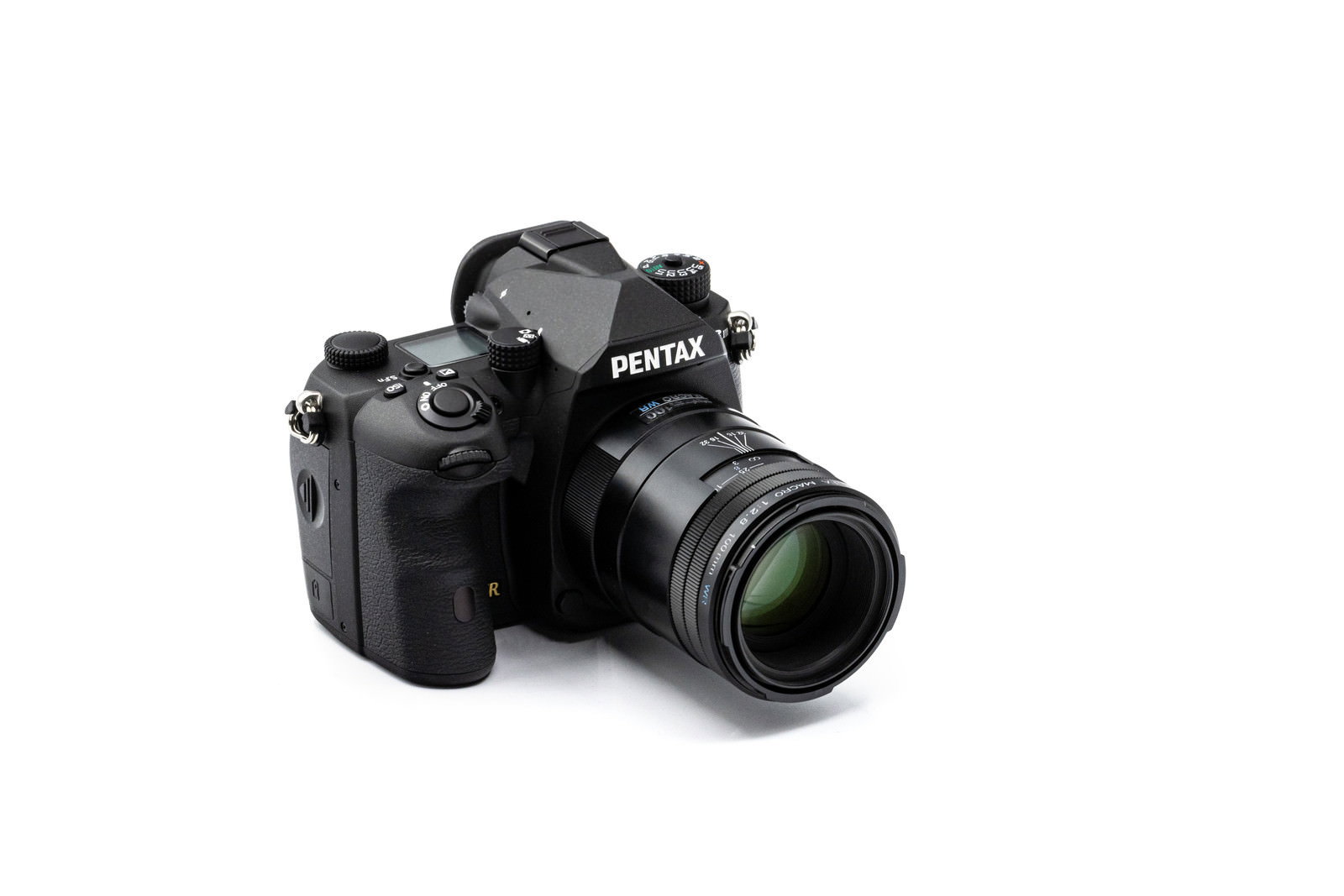 白背景に置かれたPENTAX K-3MarkⅢ一眼レフカメラ
