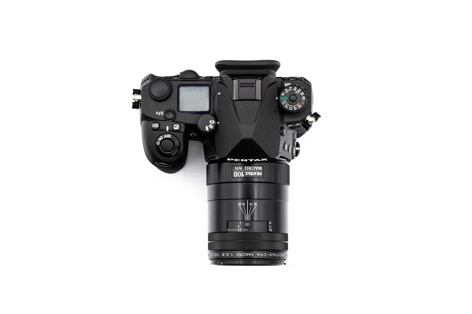 白背景に配置されたPENTAX K-3MarkⅢの一眼レフカメラ