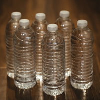 災害時に備えたミネラルウォーターのペットボトルの写真