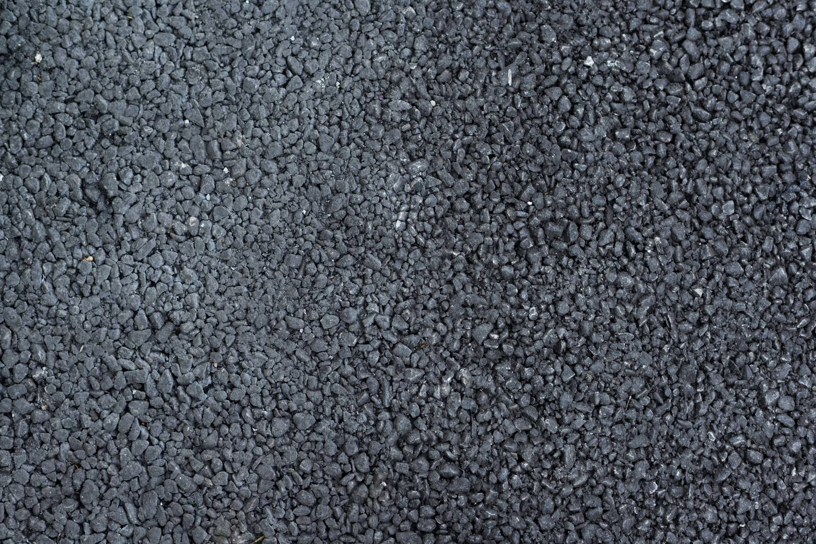 細かい石粒が敷き詰められた黒いアスファルトの表面