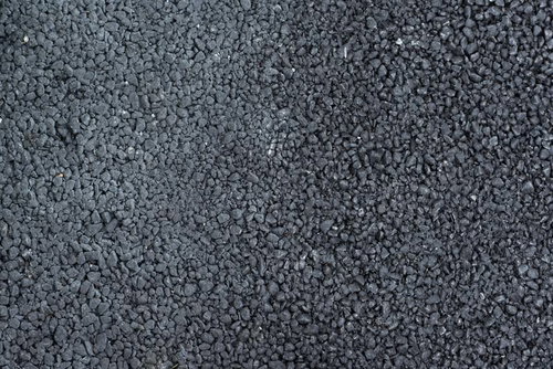 細かい石粒が敷き詰められた黒いアスファルトの路面