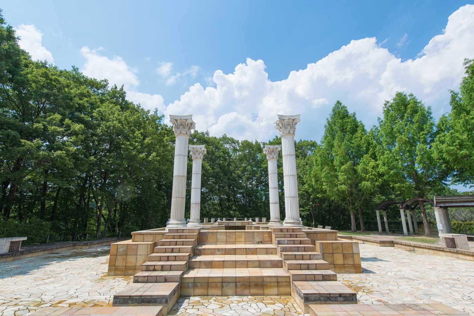 公園にある白い柱の神殿風オブジェと階段