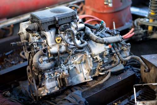 解体場に置かれた取り外したエンジン