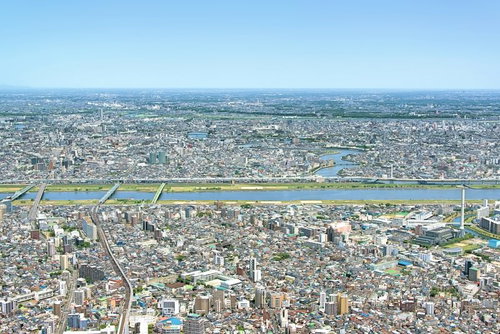 スカイツリー展望台から見下ろす都心のビル群の一望風景