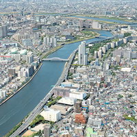 スカイツリー展望台から見下ろす東京の街並みとビル群の写真