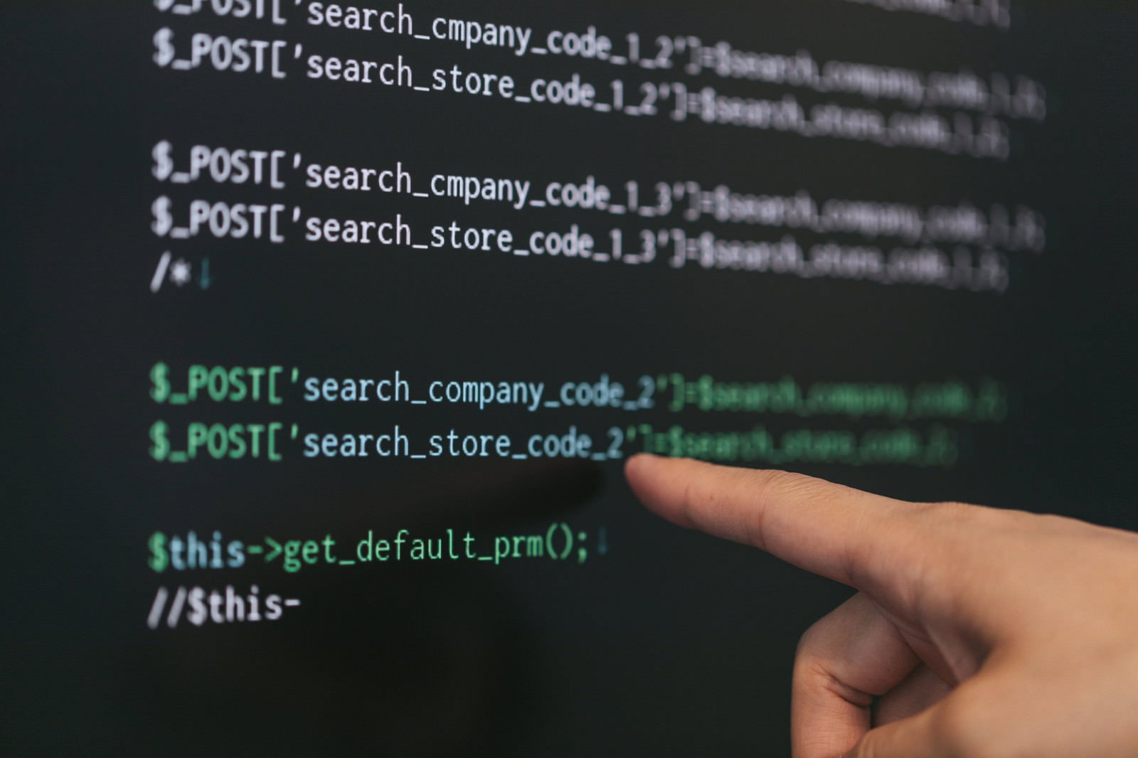 ディスプレイに表示されたソースコード