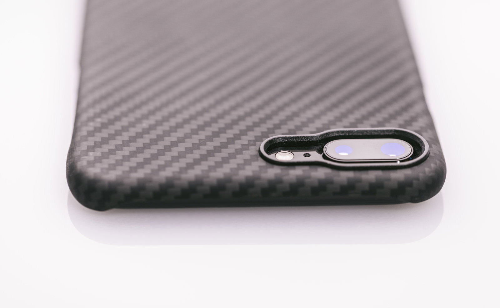 アラミド繊維製の黒いスマホケース