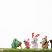 輪になった動物たちの中で仲間はずれにされるヘビさんの写真