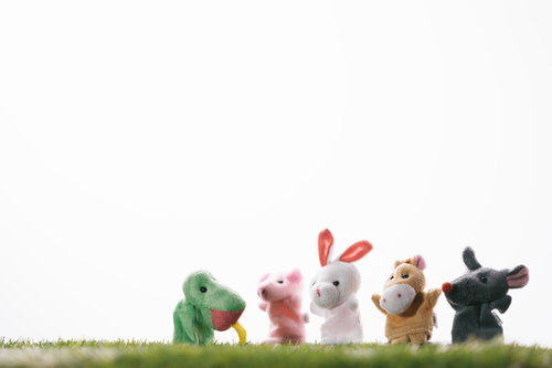 輪になった動物たちの中で仲間はずれにされるヘビさん