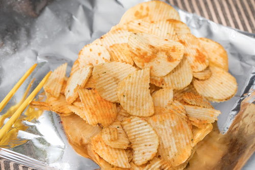 大好きなピザ味のポテチをパーティ開けして竹ざるに盛り付け