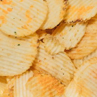 ギザギザのピザ味ポテチ - オレンジ色の波型ポテトチップスの写真