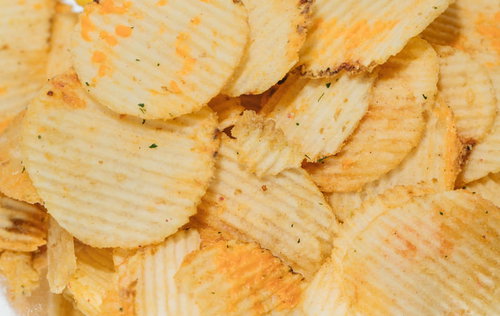 ギザギザのピザ味ポテチ - オレンジ色の波型ポテトチップス