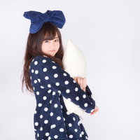 大きなリボンを自作して可愛くアッピールする水玉パジャマ女子の写真