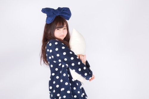大きなリボンを自作して可愛くアッピールする水玉パジャマ女子