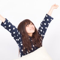 ふあぁ～ よく寝たぁとパジャマ姿で伸びをする朝の女性の写真