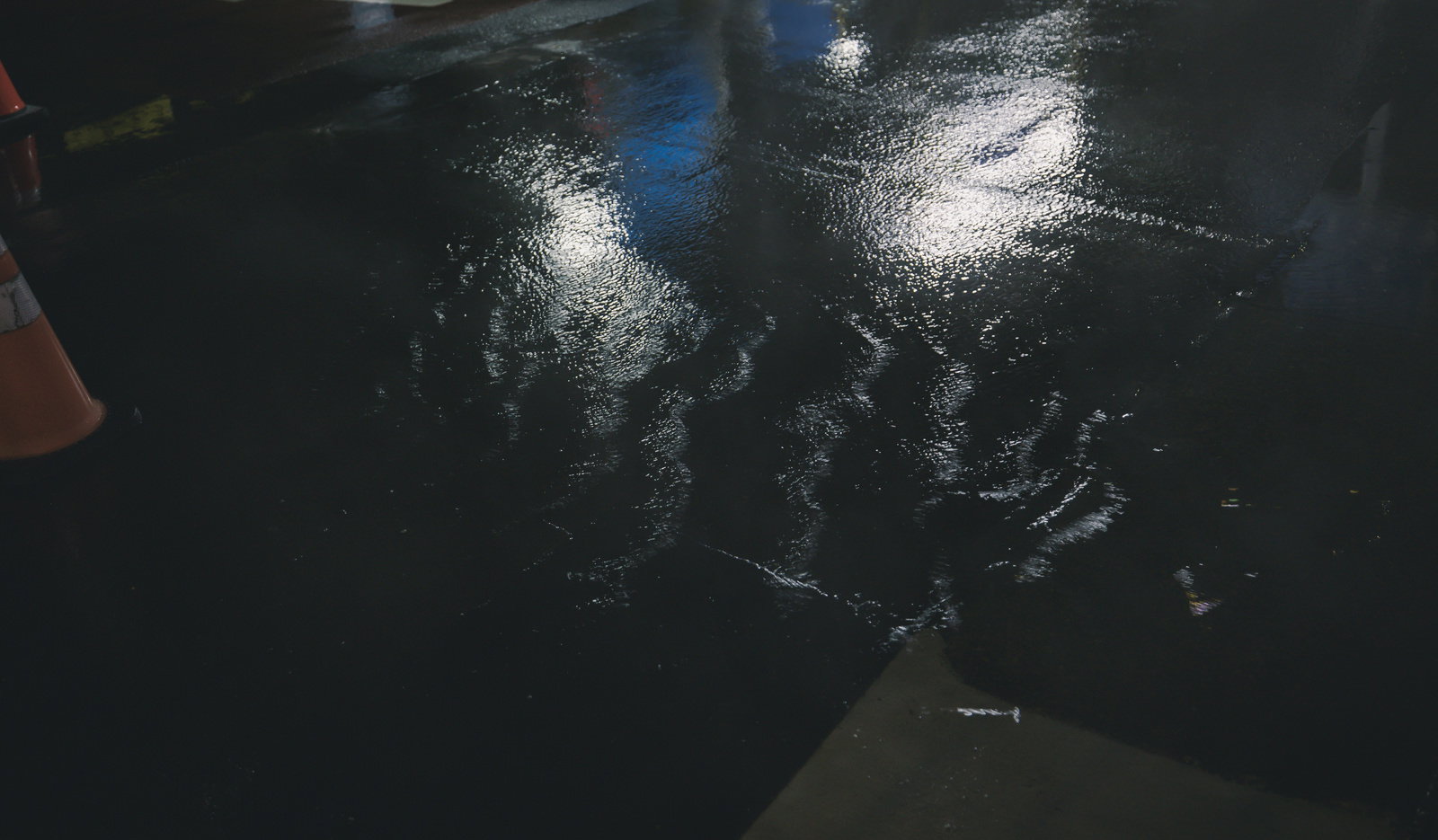 夜中の転落が怖くなって|介護ベッドの柵を選んで失敗した話 6 雨で滑りやすそうな夜間の歩道、雨天時の危険な路面状況