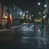 野口英世青春通りからみる252号線の夜間雨景の写真