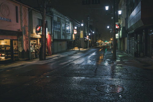 野口英世青春通りからみる252号線の夜間雨景