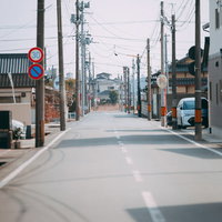 福島県小高地区の街並みを貫く電柱が立ち並ぶ道路の写真
