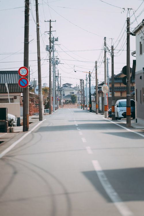 福島県小高地区の街並みを貫く電柱が立ち並ぶ道路