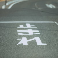 止まれの道路表示と停止線、交差点の安全標識の写真
