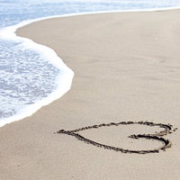 北泉海岸の砂浜に残るハートの落書き　福島県南相馬市の写真