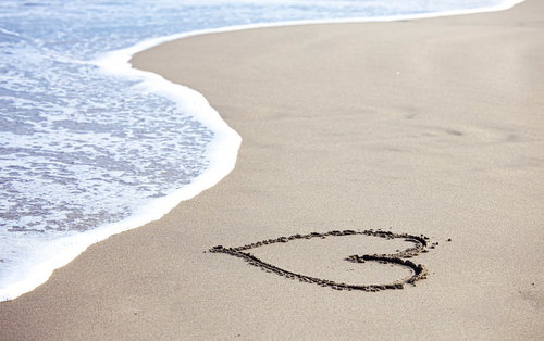 北泉海岸の砂浜に残るハートの落書き　福島県南相馬市