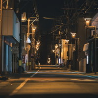 深夜の広野町駅前通りを照らす街灯と静寂の町並みの写真