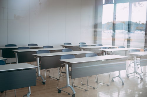 双葉町産業交流センターの大型会議室での企業研修・セミナー開催風景