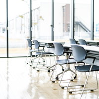 外からの光が差し込む双葉町産業交流センターの会議室の写真