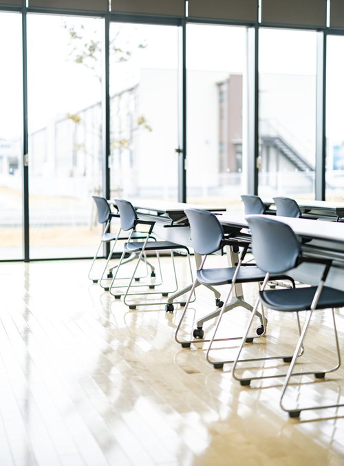 外からの光が差し込む双葉町産業交流センターの会議室